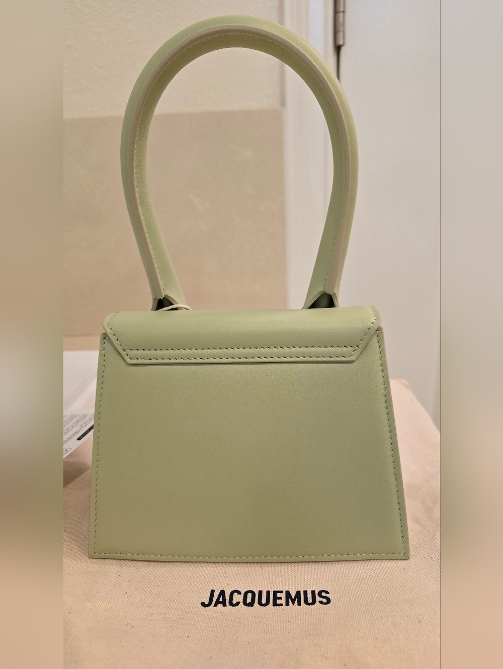 NWT Jacquemus Moyen Top-Handle Bag in Light Sage Green with Gold Logo - Picture 5 of 10
